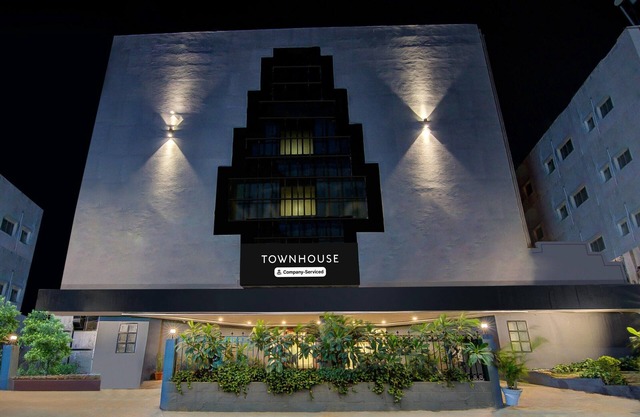 Luxury Stays at Lakdikapul Near Red Hills
