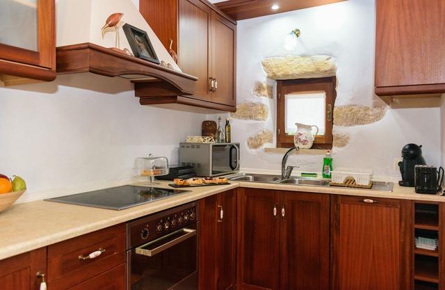 Villa de luxe en pierre avec jacuzzi extérieur, piscine privée et mobilier ancien