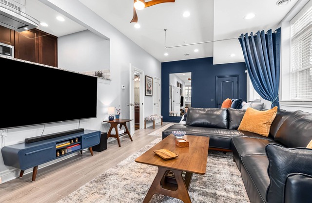 Luxury Studio w/Garage in Brush Park! Walk to all Stadiums & the DMC