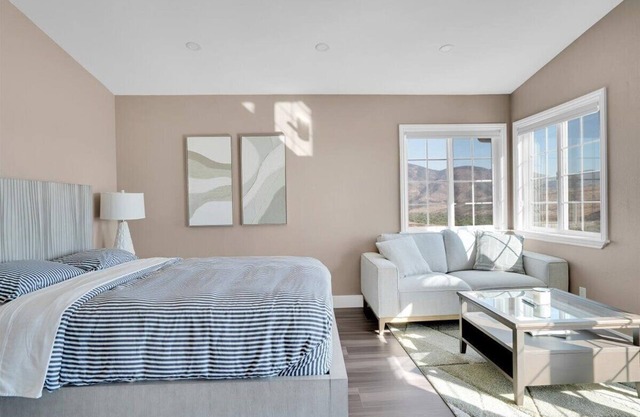 Luxury Studio with Lake Views and Spacious Balcony