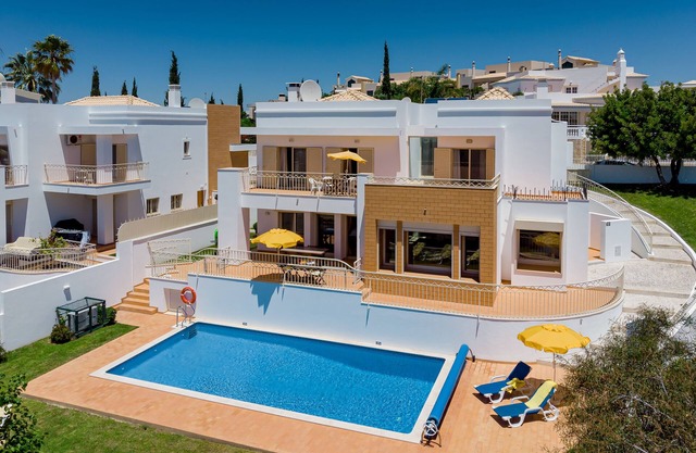 Villa de luxe dans un quartier résidentiel de grande classe