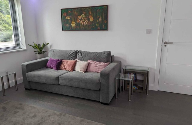 Luxury Suite in Cockfosters Kick back and relax in this calm, stylish space.