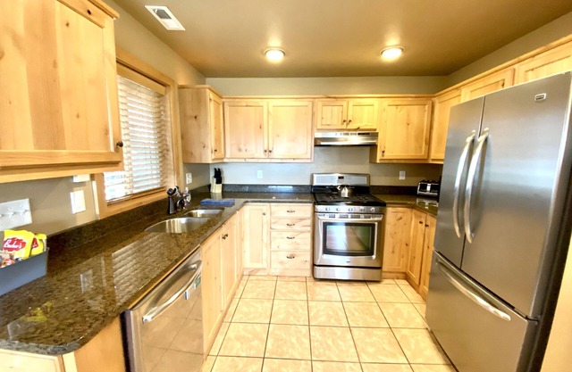 Close to National Parks, Clean, cozy