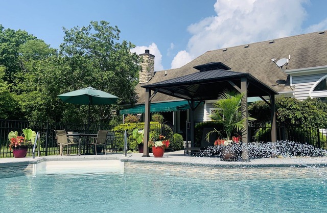 Suite luxueuse escapade romantique, bain à remous, vue sur la campagne et presque, tout