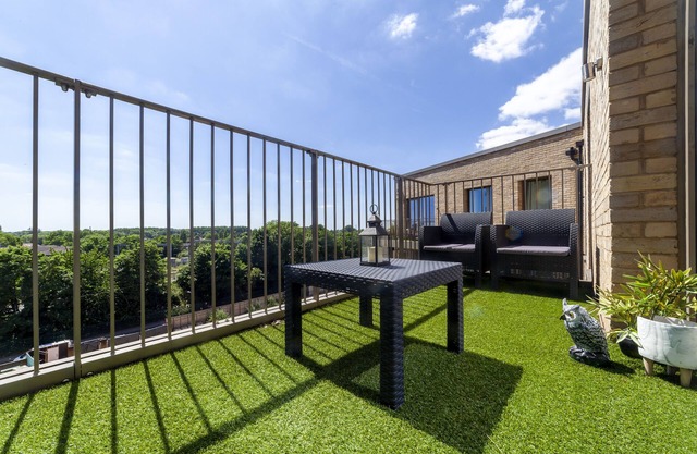 Luxury Sunset 2 Bed Apartment - 10min from London Heathrow Airport