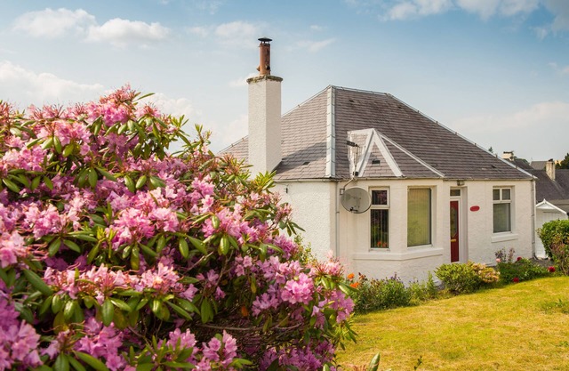 Luxury Super Central Cottage with a Hot Tub/ Gym