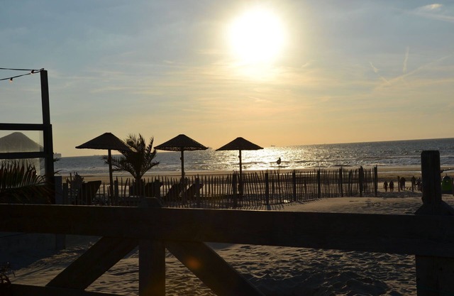 Tienda de lujo con cocina y ducha junto al mar