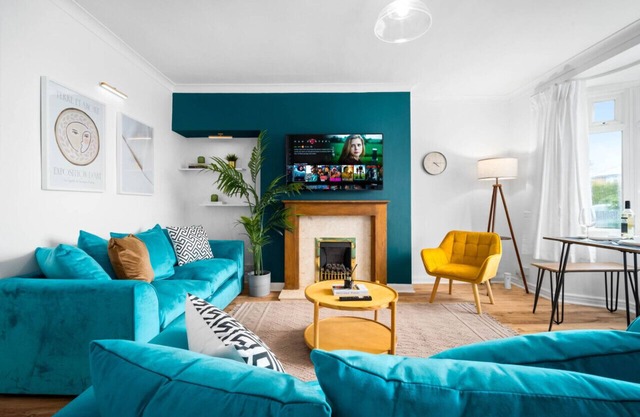 Luxury Three Bedroom House - Garden - Parking