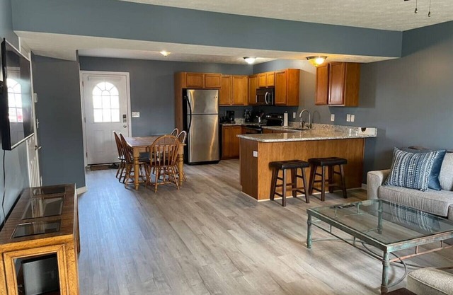 Luxury Townhome #1 - Remodeled Feb 2021