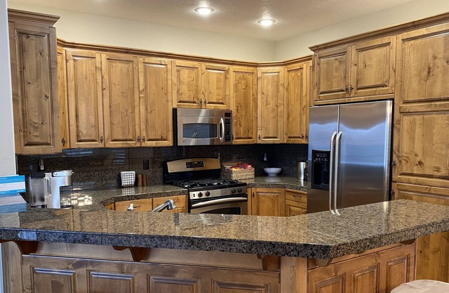 Luxury townhome - minutes from downtown and airport!
