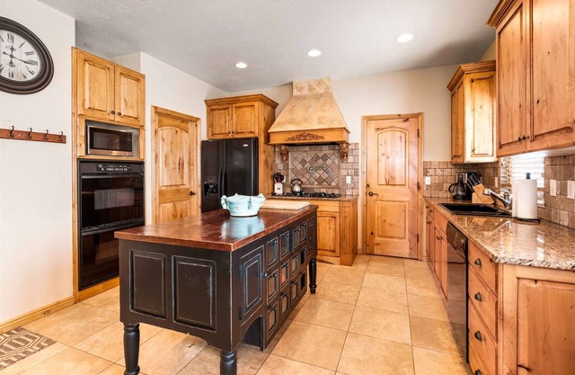 Luxury Townhome, Private Hot Tub / Movie Theater / Arcade. Sleeps 14