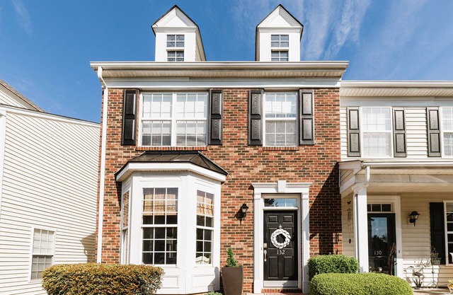 Très bien situé dans la région de Greenville. Total remodeler. Maison de ville entière 2 parking
