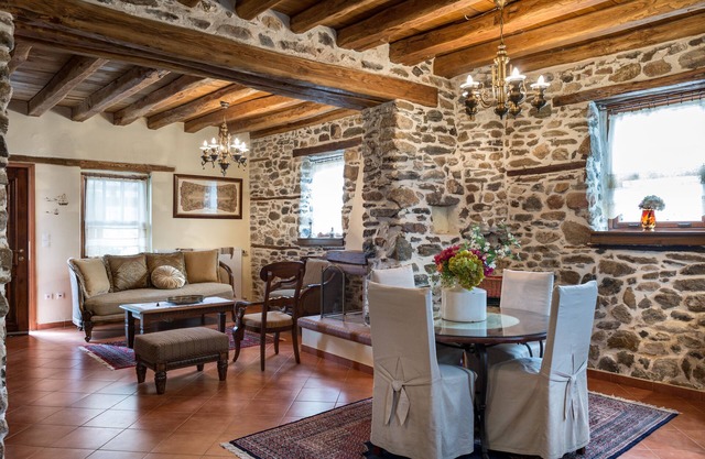 Maison traditionnelle en pierre de luxe à Vrasna