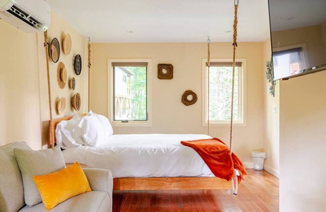 Poplar Treehouse - Rustic Luxury Near Asheville