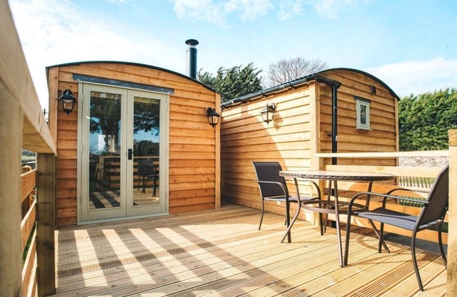 Luxury Twin Shepherds Hut - Cosy & Romantic