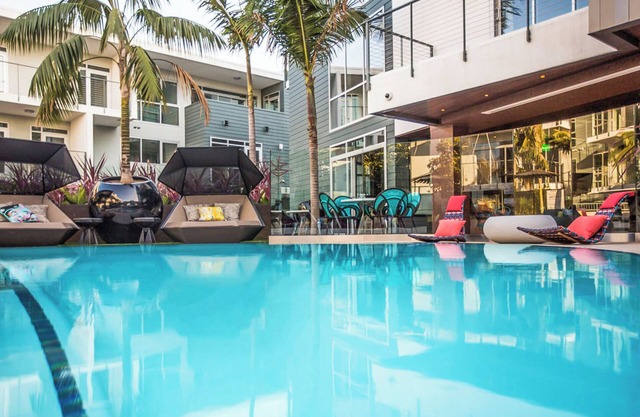 Luxury Unit Walking Distance from LACMA w/W/D & Parking