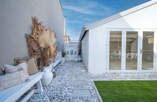 Luxury Urban Oasis - luxury and convenience close to airport and city