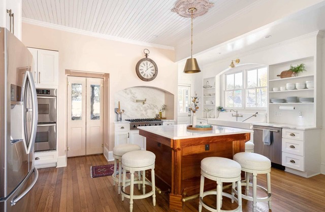 ☆ Gather ☆ Gracious, PVT, Dwntn + Hot Tub | 6Br3Ba