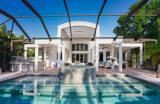 Luxury Villa 4 bed/ 4 bath on canal access to the Golf 30 min, beach 8 min away