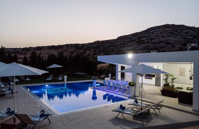 Luxury Villa 5 Star 7 Bdrm Private Villa: HotTub, SeaViews, Pool, Gardens