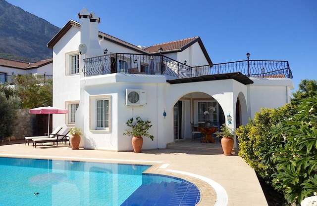 Villa de luxe et piscine privée avec vue spectaculaire sur la montagne et la mer