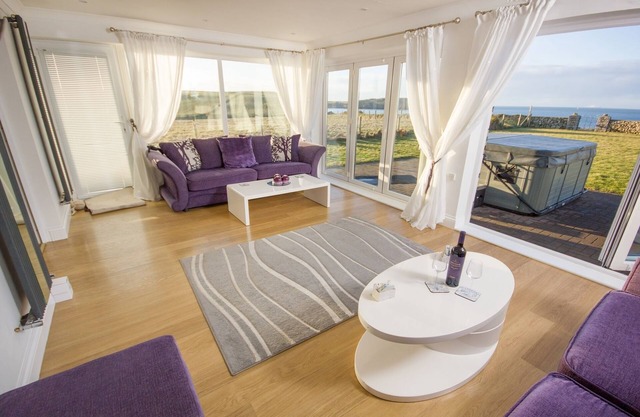 Cottage Villa de luxe avec jacuzzi Jacuzzi et une vue imprenable sur la mer ininterrompue!