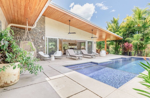 Maison familiale moderne avec piscine, à quelques pas de la plage dans une communauté privée