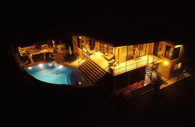 LUXURY VILLA W/VAST OCEAN VIEW NATURE, SLEEPS 9ppl