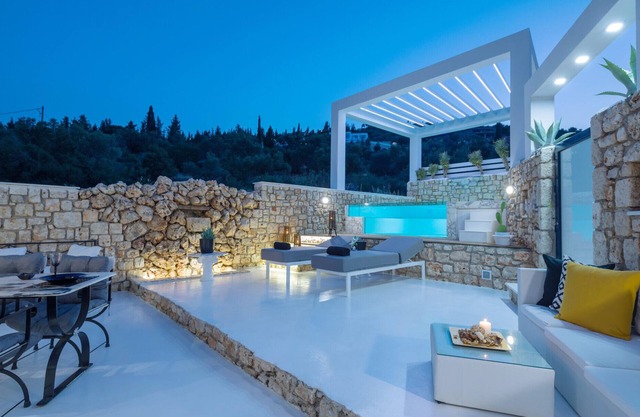 Villa de luxe "Dion" près de la mer avec vue sur mer, piscine privée, terrasses, balcons et Wi-Fi