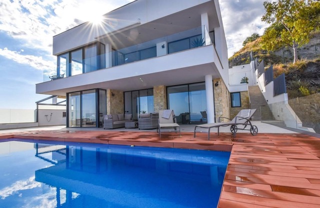 Luxury Villa Facing the Sea in Cotobro