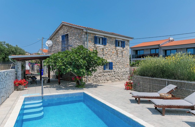 Villa de luxe pour 4-5 personnes - 2 chambres - 2 salles de bain - piscine