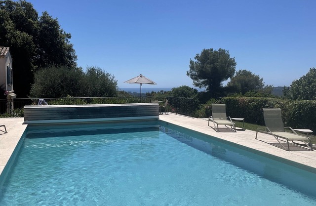 Villa de luxe avec vue imprenable sur la colline et la mer près de St Paul de Vence.