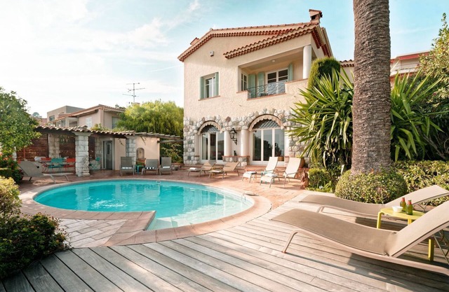 Luxueuse villa donnant sur la baie de Villefranche et Cap Ferrat.