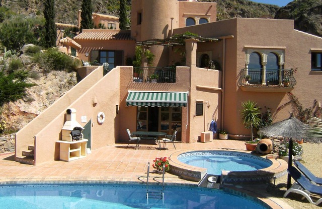 Luxueuse villa retirée mais près des plages