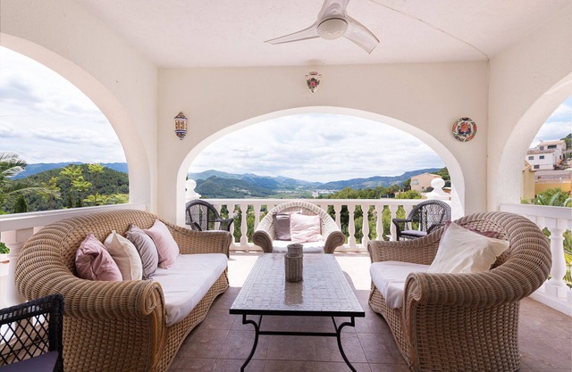 Luxe villa individuelle de 300 m2 avec piscine et vue panoramique pour 14 personnes