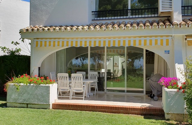 Villa de luxe, vue sur la mer, jardin privé, piscine communautaire paisible, proche de la mer