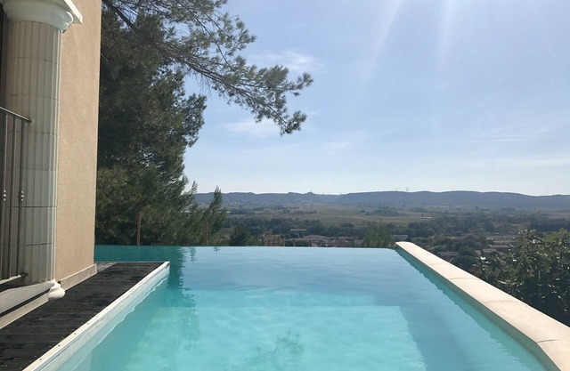 Villa luxueuse : SPA, piscine à débordement à flanc de colline