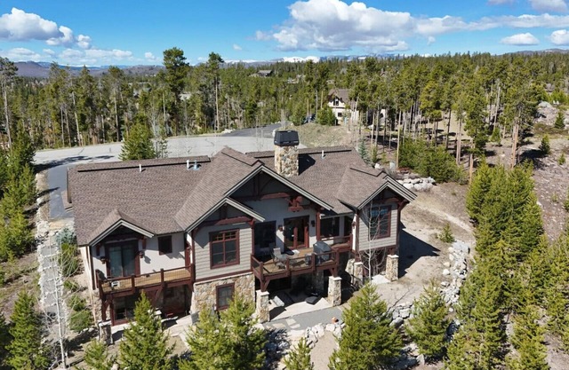 Luxury villa w/ lake+mtn views+private theatre!