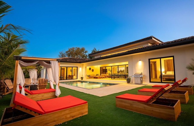 Modern beach resort villa, white sand beach 2 mins, free airport, Bali beds