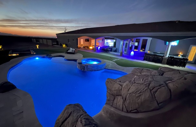 Luxury Estate w/ Slide Pool/Spa/Movie Theatre/Gym