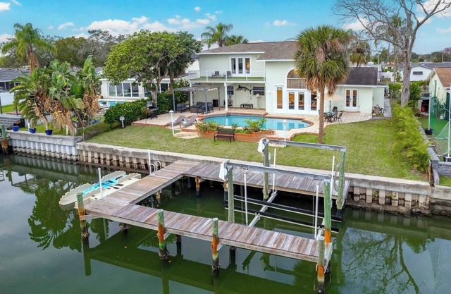 Luxury Villa - Waterfront 5BR w/ kayaks