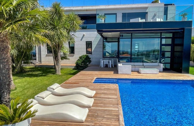 Immobilier avec piscine privée, terrasses et superbe vue sur la mer
