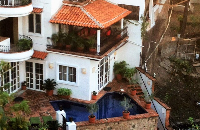 Villa de luxe avec piscine chauffée surplombant la baie, femme de chambre et chef