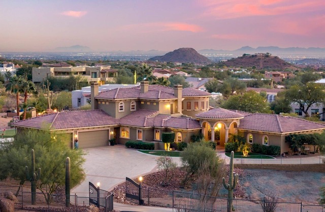 Luxury Villa, Pet Friendly with 360 Views, Huge Pool and Spa, Putt Putt Course
