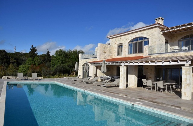 Villa de luxe avec des vues fantastiques et une grande piscine chauffée