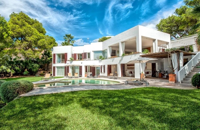 Luxury Villa with Private Pool and direct Access to a Mini Beach!!
