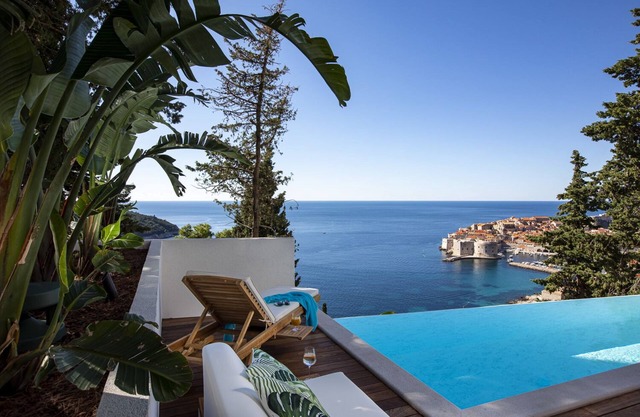 Villa de luxe avec piscine intérieure et piscine à débordement extérieure avec des vues spectaculaires