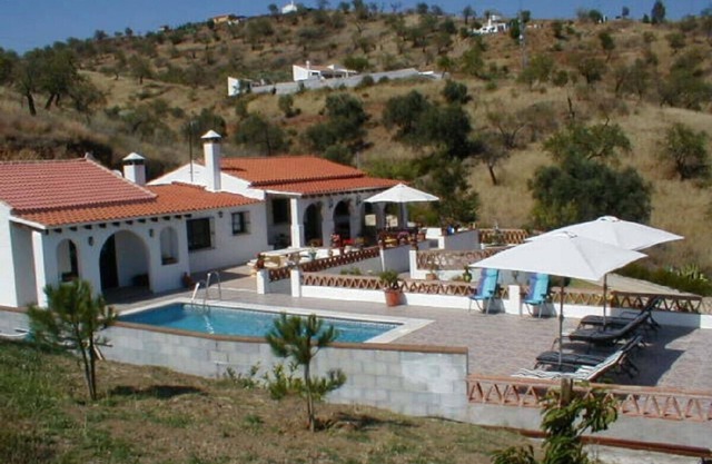 Villa de luxe avec piscine et belle vue sur 8 hectares d'amandiers.