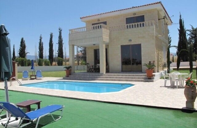 Villa de luxe avec piscine et de superbes vues sur la mer et le couchant