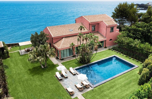 Luxury villa with pool and direct access to the sea, Pozzillo